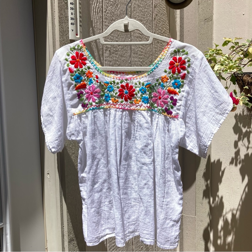Mexican Peasant Blouse size S, white w/floral Embroidery, no damages EUC